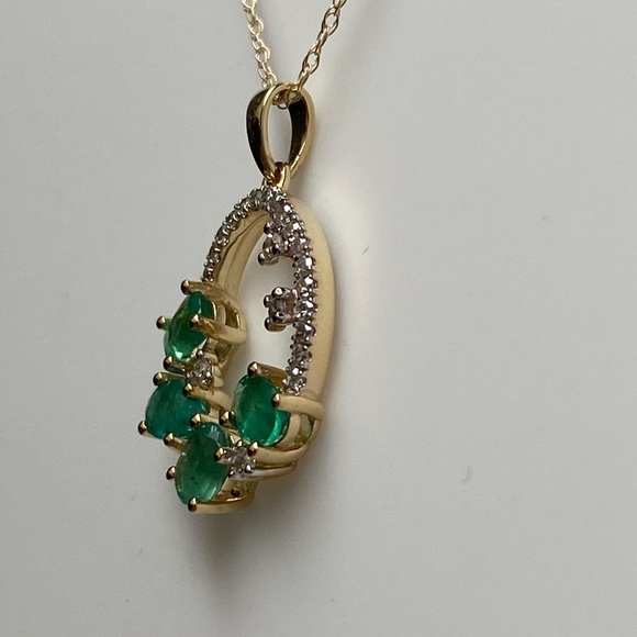 10k Yellow Gold Natural Emerald and Diamond Cluster Pendant with Chain NEW - Picture 16 of 16